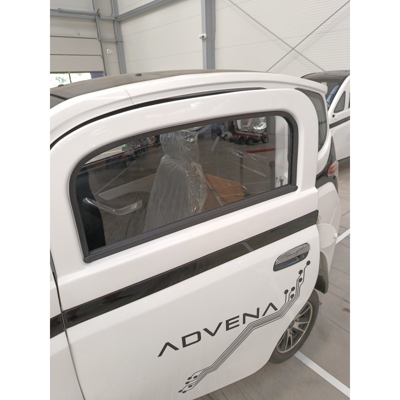 Okno lewych drzwi Advena